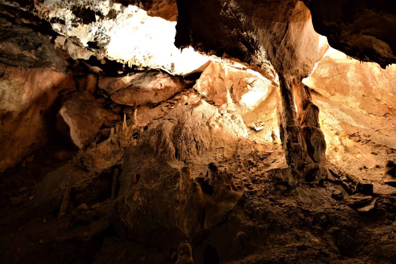a stalagnate resembling a mushroom cloud, hence the hall is called Hiroshima, Gombasecka Cave, Slovakia